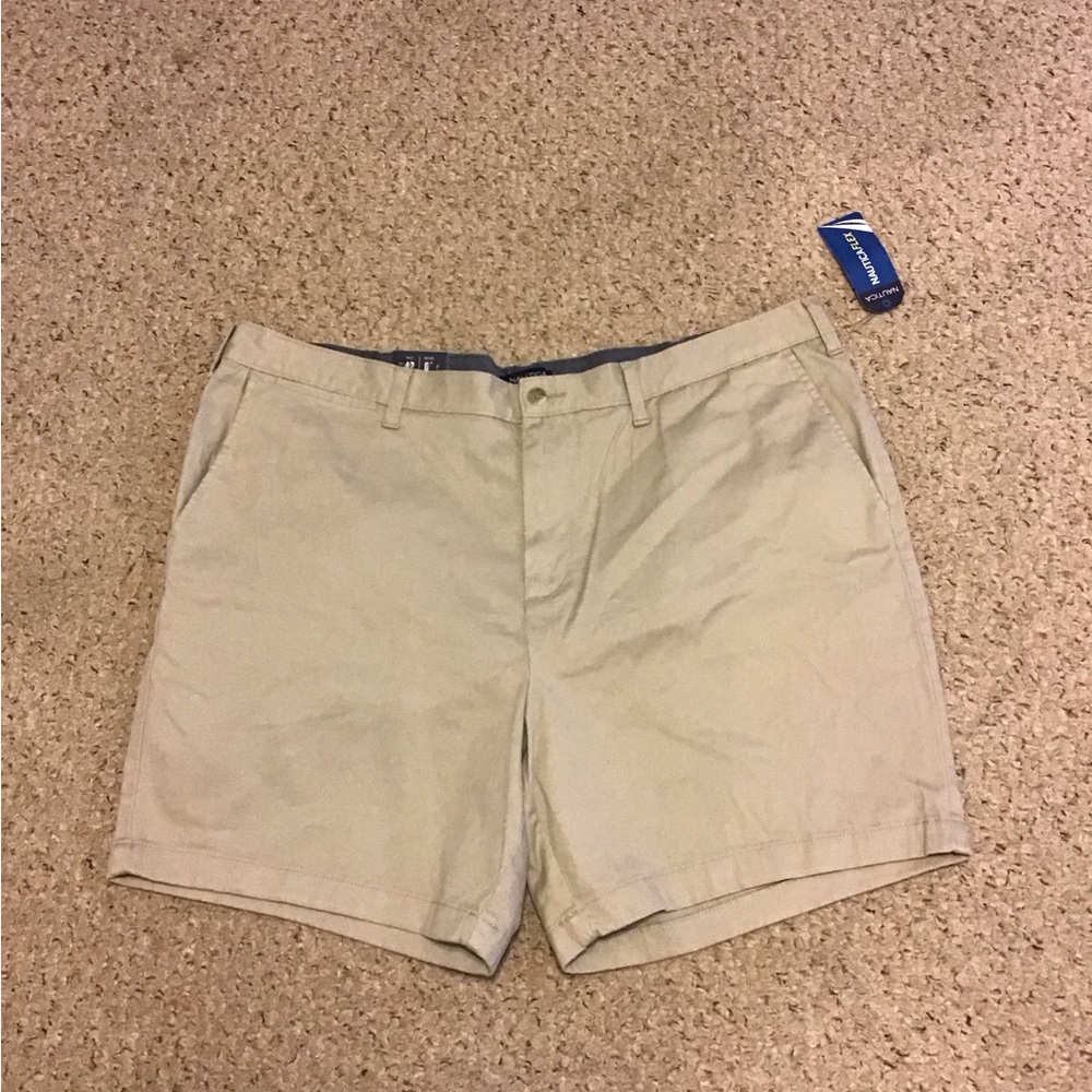 NAUTICA MENS CLIPPER SHORTS NWT SZ 42 6 IN INSEAM KHAKI FLEX